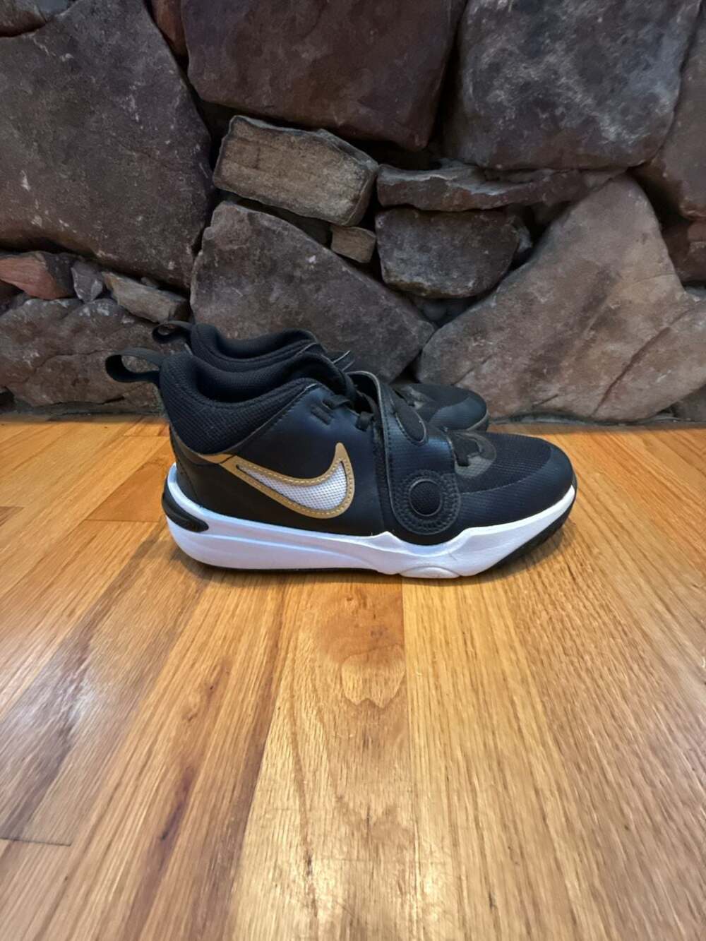 Nike Team Hustle D11 GS Youth Basketball Shoes Black/Metallic Gold DV8996-004